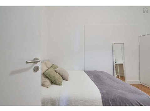 Comfortable double interior bedroom in Alameda - Room 5 - Apartments