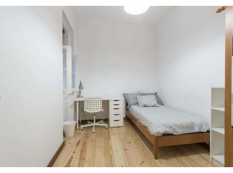 Comfortable single bedroom in Praça de Espanha - Room 4 - 	
Lägenheter