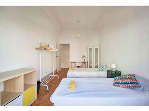 Comfortable twin bedroom with balcony in Alameda - Room 3 - آپارتمان ها