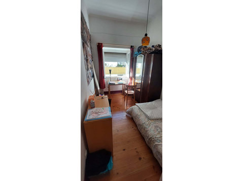 Comfy bedroom with a double bed, big windows and a desk - Wohnungen