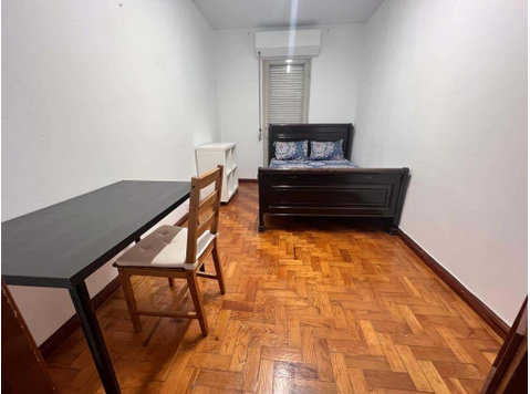 Comfy room in a 4 bedroom apartment in Lisbon - Room 4 - Apartmani