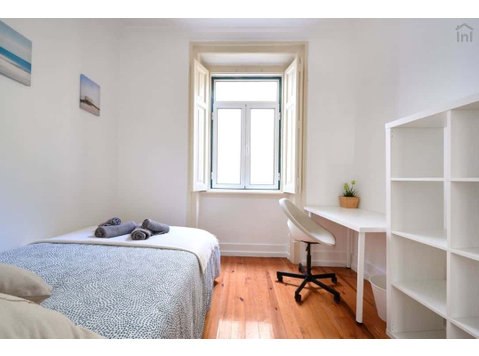 Confortable double bedroom in Avenida - Room 4 - Apartments