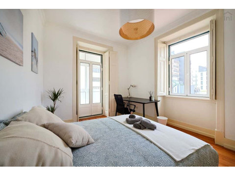 Confortable double bedroom with private bathroom in Avenida… - Apartamentos