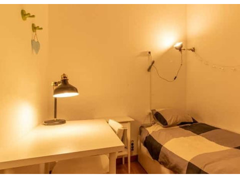 Confortable single bedroom in Saldanha - Room 3 - Станови