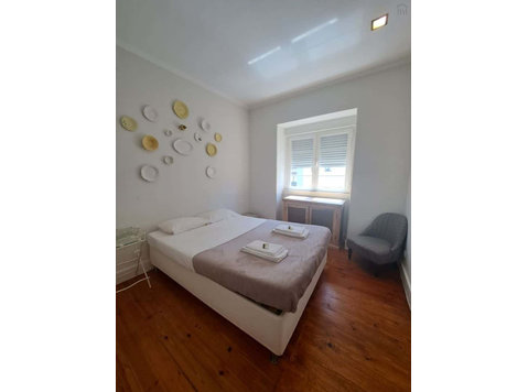 Cosy bedroom in a 4-bedroom apartment in Rua Lucinda Simões… - Căn hộ