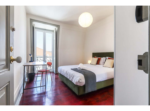 Cosy double bedroom with balcony in Campo de Ourique - Room… - Căn hộ