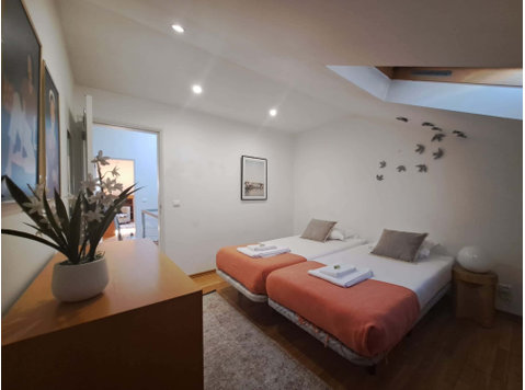 Cozy bedroom in a 7-bedroom apartment in Rua Quirino da… - Lakások