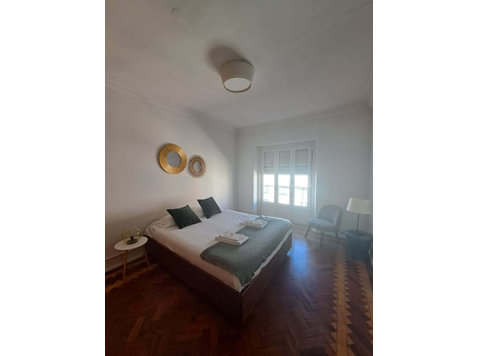 Cozy bedroom in a 7-bedroom apartment in Rua Quirino da… - อพาร์ตเม้นท์