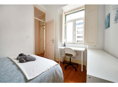Cozy double bedroom in Avenida - Room 5 - アパート