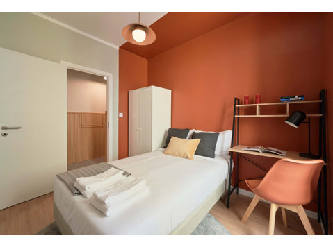 Cozy double bedroom in a 12-bedroom apartment in Morais… - Pisos
