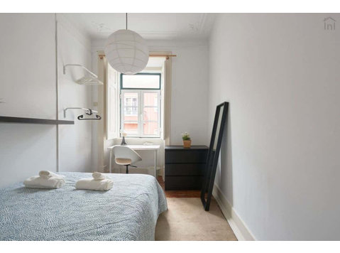 Cozy double bedroom in a 3-bedroom apartment in Arroios -… - Апартаменти