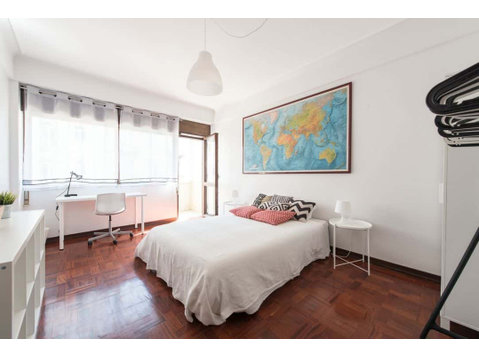 Cozy double bedroom with balcony in Saldanha - Room 6 - Pisos