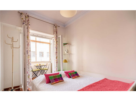 Cozy room with private balcony in a 4-bedroom apartment in… - 아파트