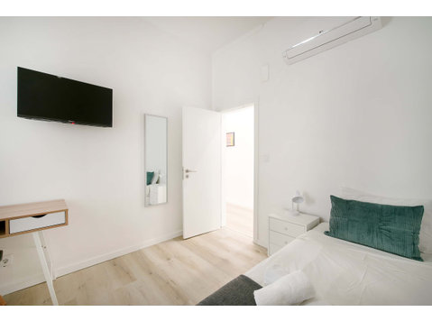 Homey single bedroom in Lisbon - Room 6 - Апартаменти