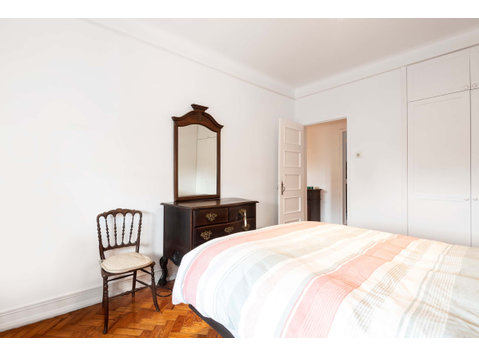 Lovely double bedroom in a T4 apartment in Lisbon - Q3 - Appartamenti