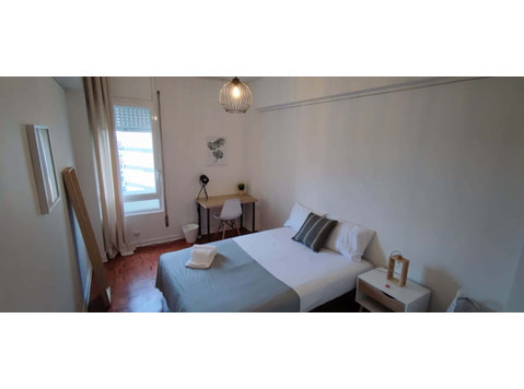 Luminous bedroom in 6 bedroom apartment in Olivais - Apartments