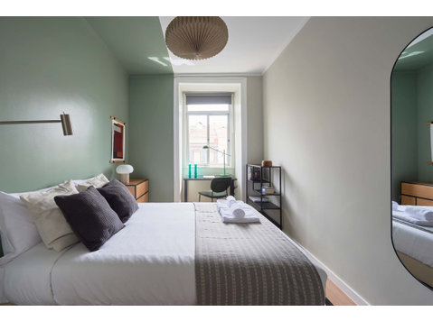 Luminous bedroom in a 12-bedroom apartment in Morais Soares… - Wohnungen