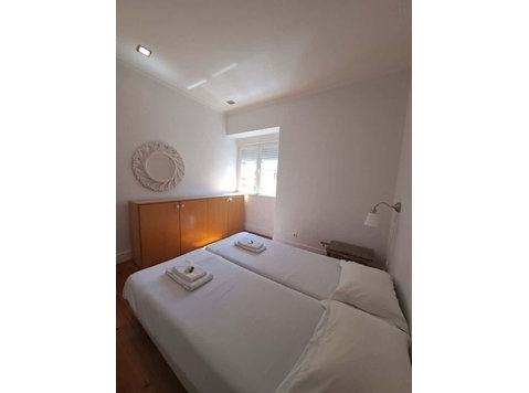 Luminous bedroom in a 4-bedroom apartment in Rua Lucinda… - Wohnungen