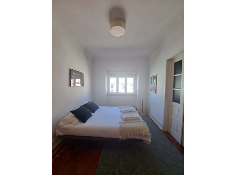 Luminous bedroom in a 7-bedroom apartment in Rua Quirino da… - Korterid