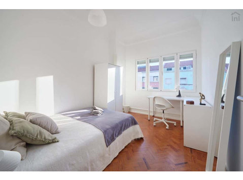Luminous double bedroom in Alameda - Room 2 - Apartments