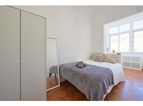 Luminous double bedroom in Alameda - Room 8 - Apartments