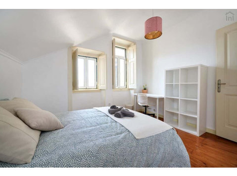 Luminous double bedroom in Avenida - Room 8 - Pisos