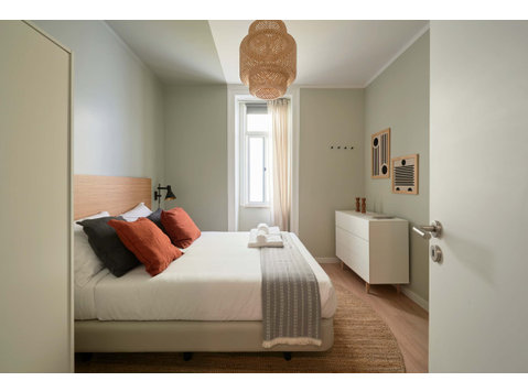 Luminous double bedroom in a 12-bedroom apartment in Morais… - Appartementen
