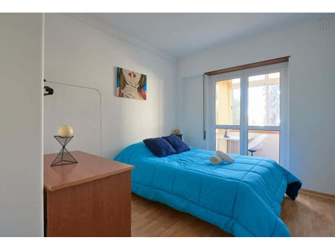 Luminous double bedroom in a 3-bedroom apartment in… - Appartementen