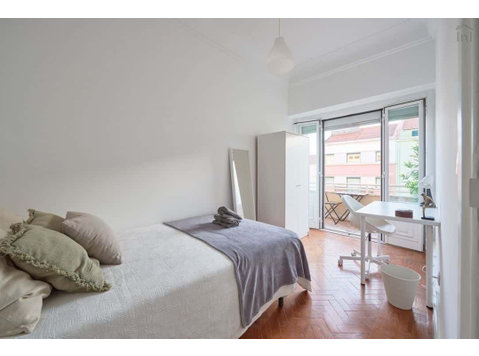 Luminous double bedroom with balcony in Alameda - Room 1 - Wohnungen