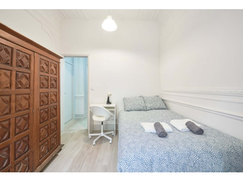Luminous double bedroom with balcony in Arroios - Room 1 - Apartments