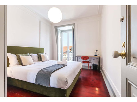 Luminous double bedroom with balcony in Campo de Ourique -… - דירות