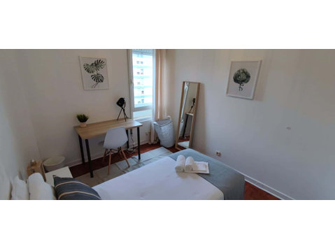 Luminous single bedroom in 6 bedroom apartment in Olivais - Lejligheder