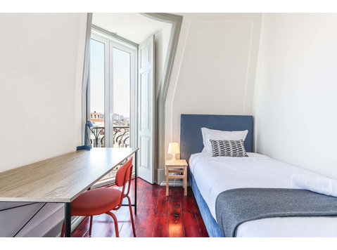 Luminous single bedroom with balcony in Campo de Ourique -… - Apartments
