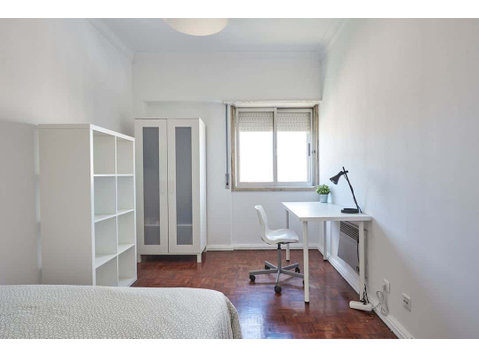 Modern double bedroom in Alto dos Moinhos - Room 3 - 아파트