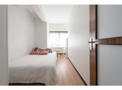 Modern double bedroom in Saldanha - Room 2 - Квартиры
