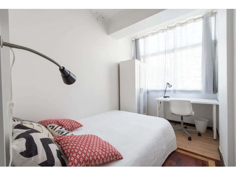 Modern double bedroom in Saldanha - Room 8 - Appartements