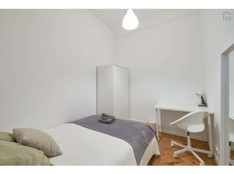 Modern double interior bedroom in Alameda - Room 6 - Apartments