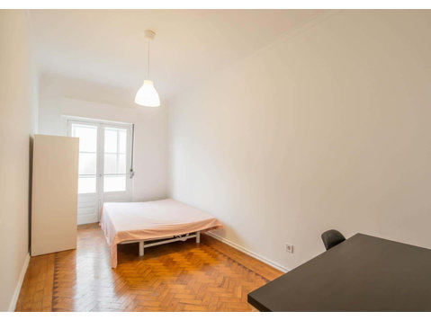 Quarto com cama de casal, com varanda, em apartamento com 3… - Apartman Daireleri