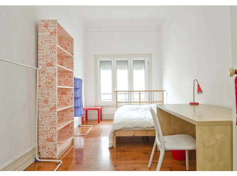 Quarto com cama de casal, com varanda, em apartamento com 6… - Apartman Daireleri