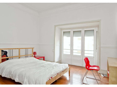 Quarto com cama de casal, com varanda, em apartamento com 6… - Lejligheder