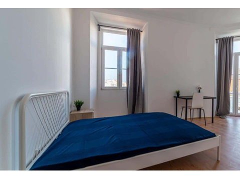 Quarto com cama de casal, com varanda, em apartamento com 9… - Apartamente