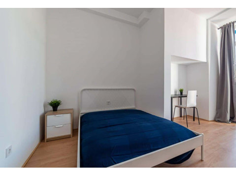Quarto com cama de casal, com varanda, em apartamento com 9… - Wohnungen