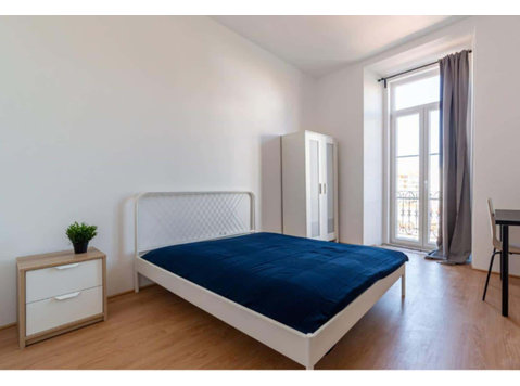 Quarto com cama de casal, com varanda, em apartamento com 9… - Mieszkanie