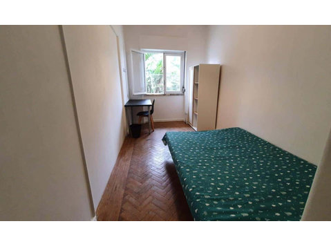 Quarto com cama de casal, com varanda, em apartamento com 3… - דירות