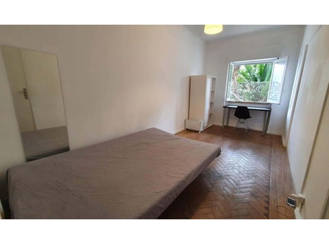 Quarto com cama de casal, com varanda, em apartamento com 3… - Dzīvokļi