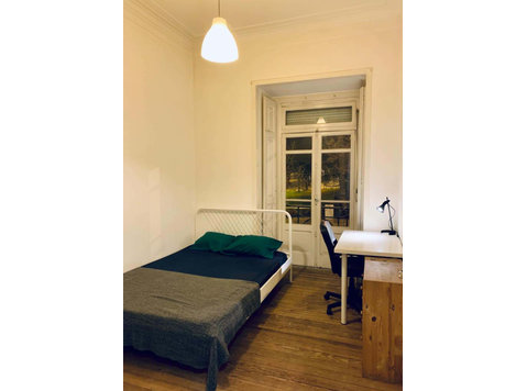 Quarto com cama de casal, com varanda, em apartamento com 6… - Mieszkanie