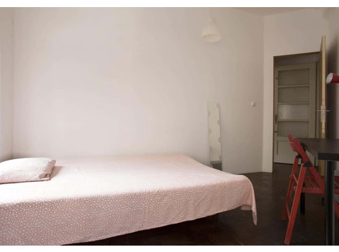 Quarto com cama de casal e varanda em apartamento com 7… - Appartamenti
