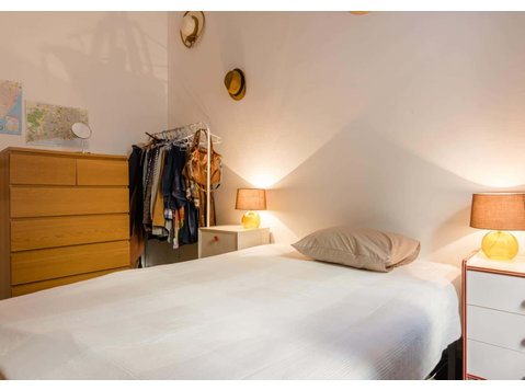 Quarto com cama de casal em apartamento com 10 quartos -… - Квартиры