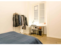 Quarto com cama de casal em apartamento com 10 quartos -… - アパート