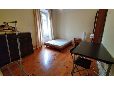 Quarto com cama de casal em apartamento com 5 quartos -… - Appartementen